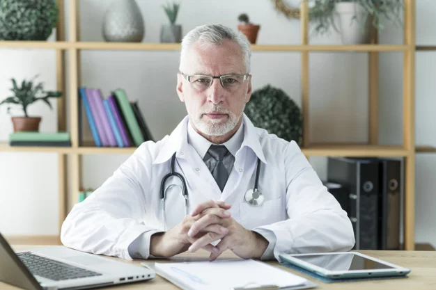 4 aplicativos para medir a pressão arterial - Qual o melhor? 4 medico olhando