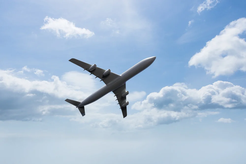 Qual o preço do aluguel de um bimotor? 4 aviao voando