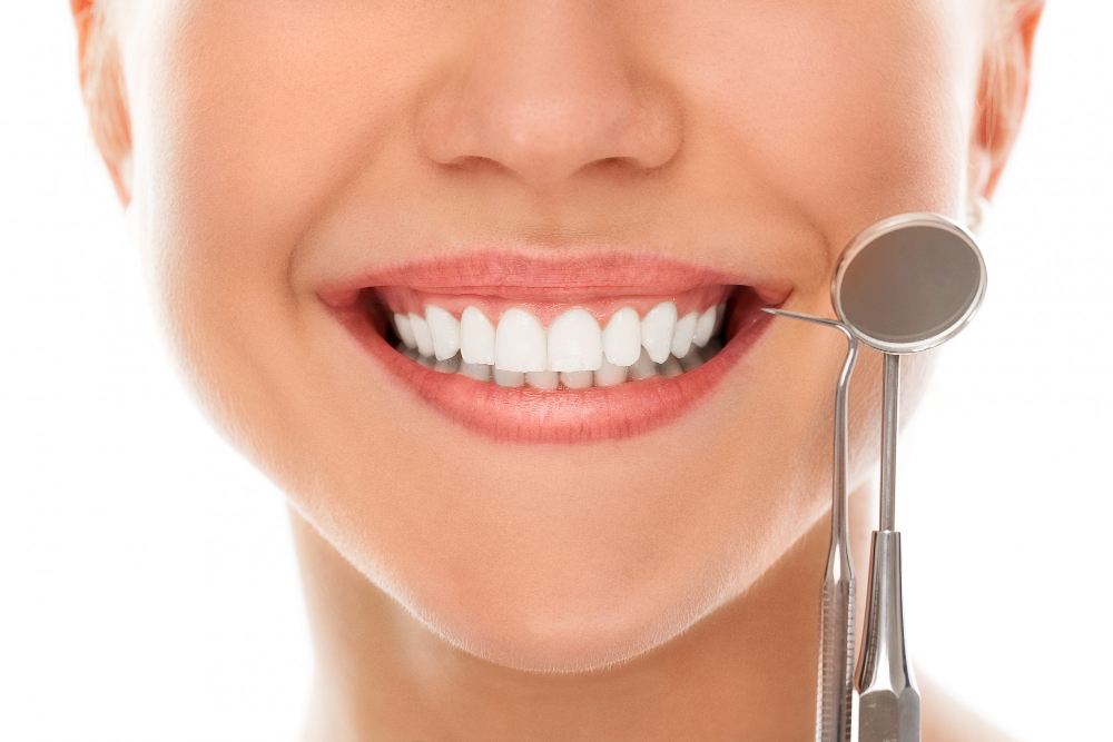 Mais do que estética: a saúde por trás da reabilitação oral 4 dentist with smile 1