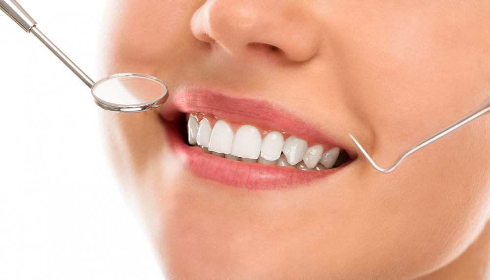 Mais do que estética: a saúde por trás da reabilitação oral 2 dentist with smile 2